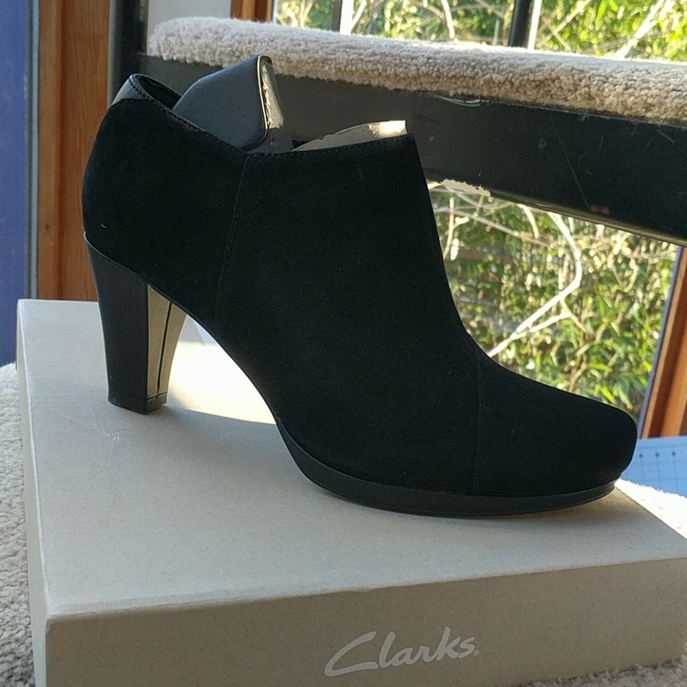 Clarks chorus jingle black suede
